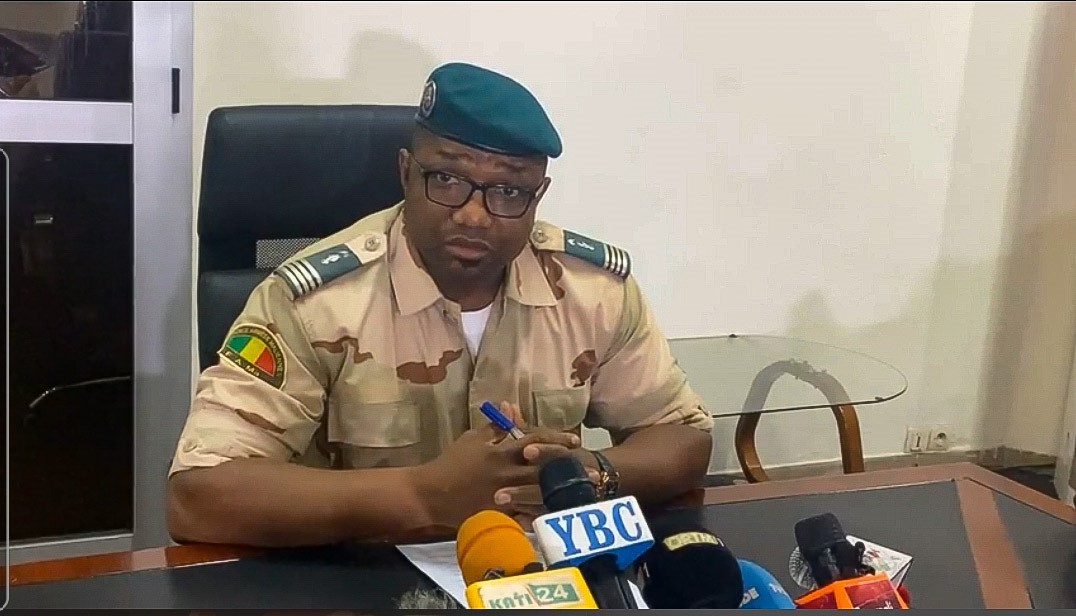 Mali: Le commandant Baba Cissé, conseiller spécial du vice-président hier face à la presse: » Le président de la Transition et le Premier ministre ont démissionné suite à des disfonctionnements » « Les personnes arrêtées seront libérées progressivement »