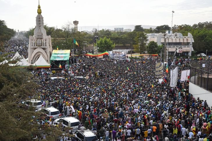 Mobilisation populaire contre les sanctions de la CEDEAO à Bamako : Chérif de Nioro, M5, Jeamille Bittar, Adama Ben, Allaye Bocoum… donnent le ton d’une nouvelle ère !