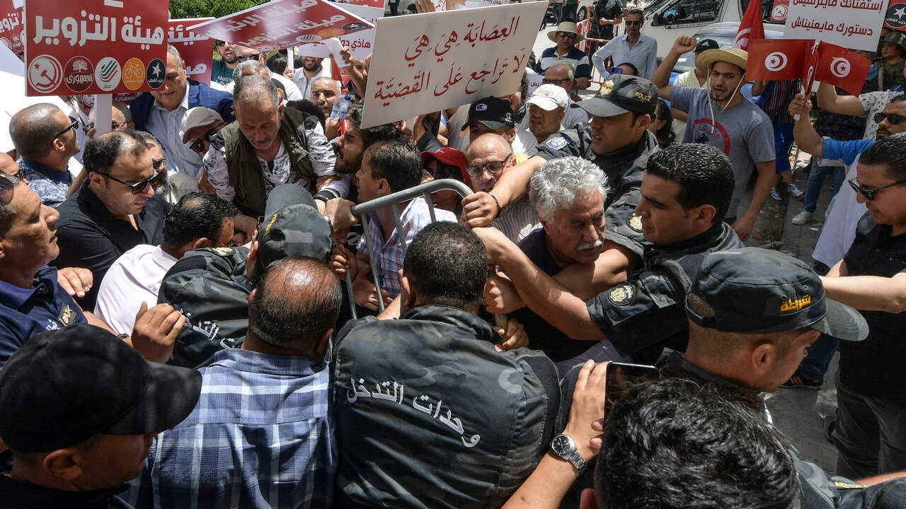 Tunisie : heurts lors d’une manifestation contre le référendum à Tunis