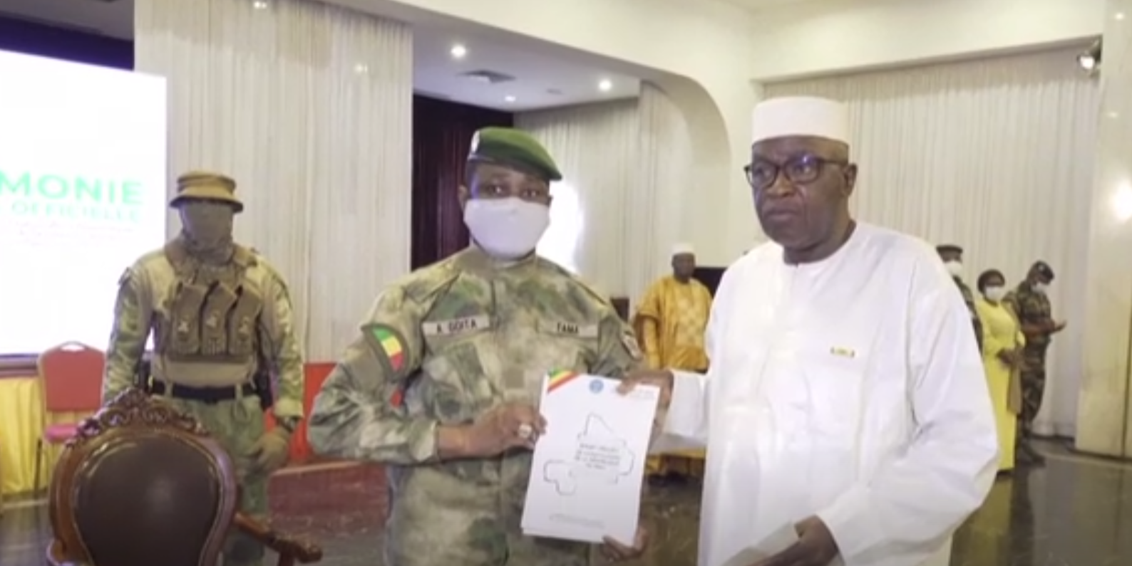 Mali : le projet de constitution remis à Assimi Goïta