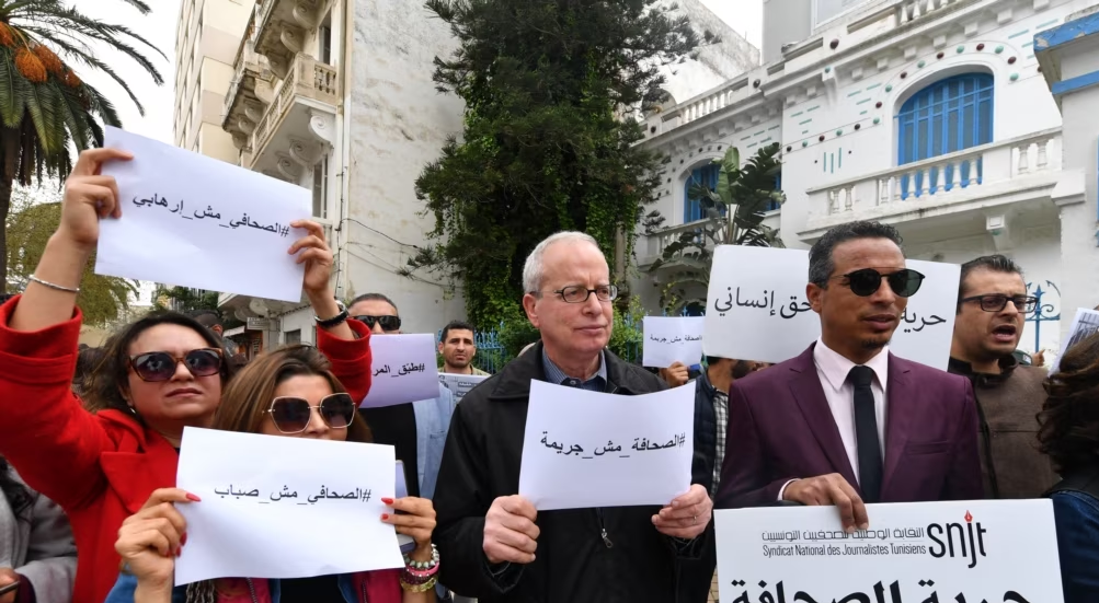 Tunisie: des journalistes dénoncent “l’intimidation” du pouvoir